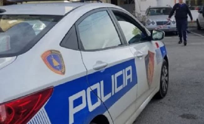 Katër të vdekur në një aksident në Shqipëri, vetura përplaset me një betoniere dhe merr flakë