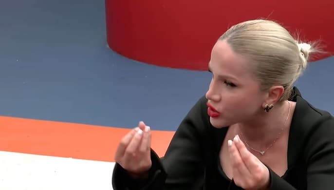 Vullneti pyet Sarën: A je puthur në sheshet e Tiranës? (VIDEO)
