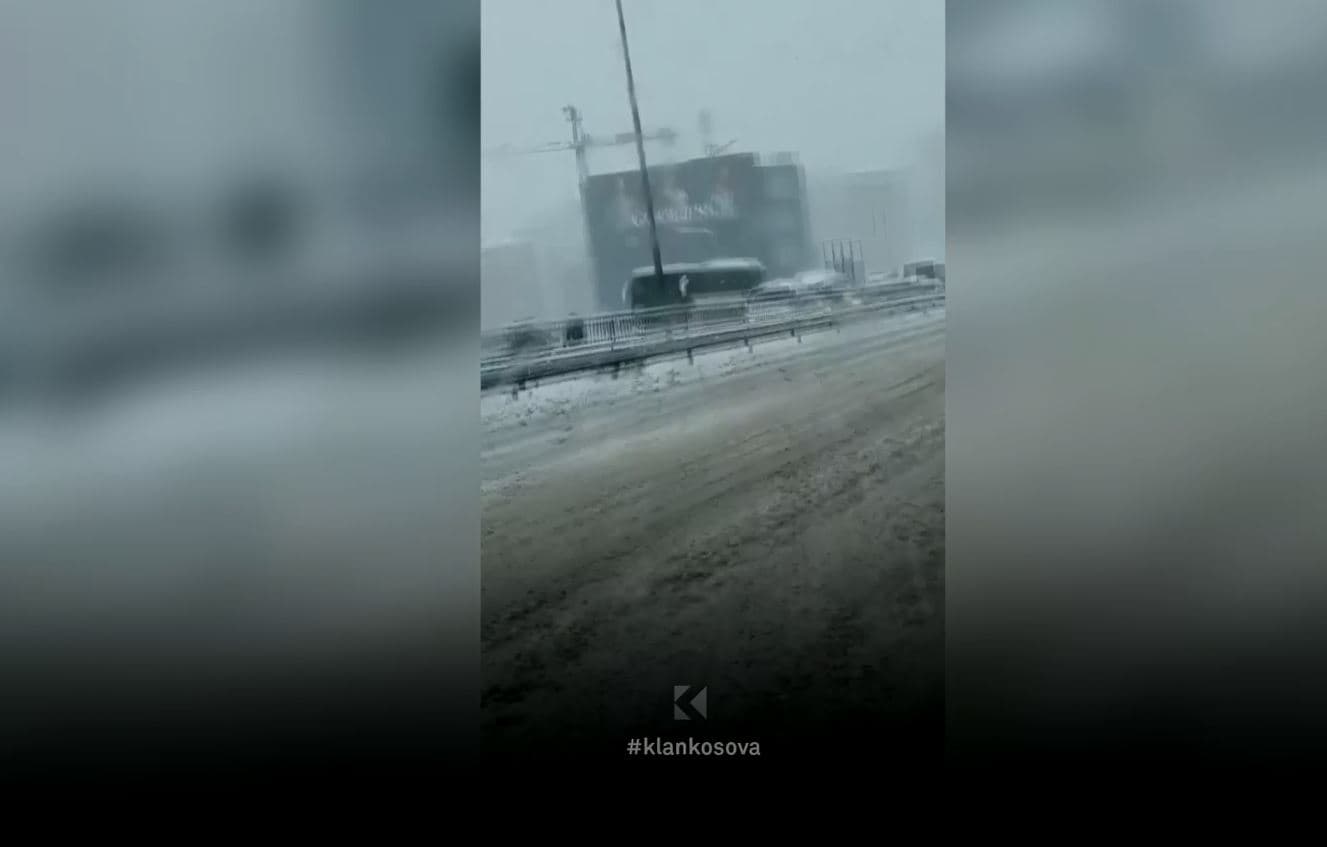 Reshje të mëdha të borës, disa automjete bllokohen e disa me vështirësi e kalojnë Veternikun (VIDEO)