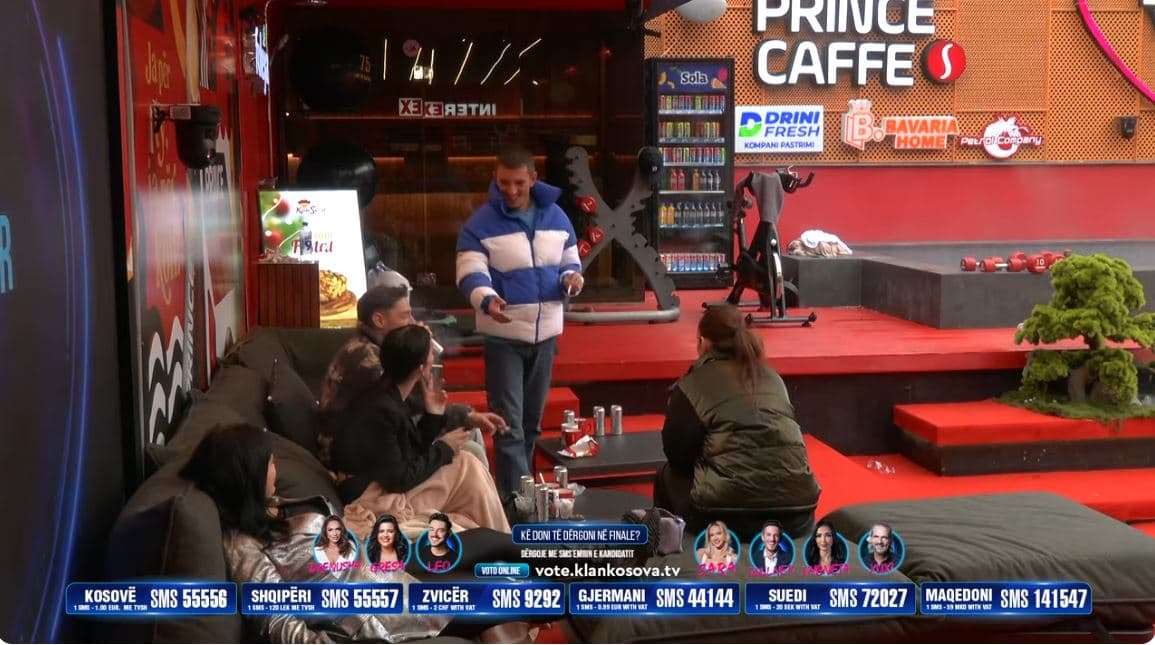 Banorët të lumtur, komentojnë sfilatën me vajzat e vogla (VIDEO)