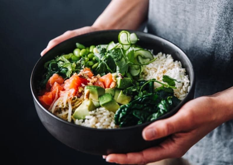 Nutricionisti Tim Spector tregon se nuk është mirë të hani ushqim natën vonë