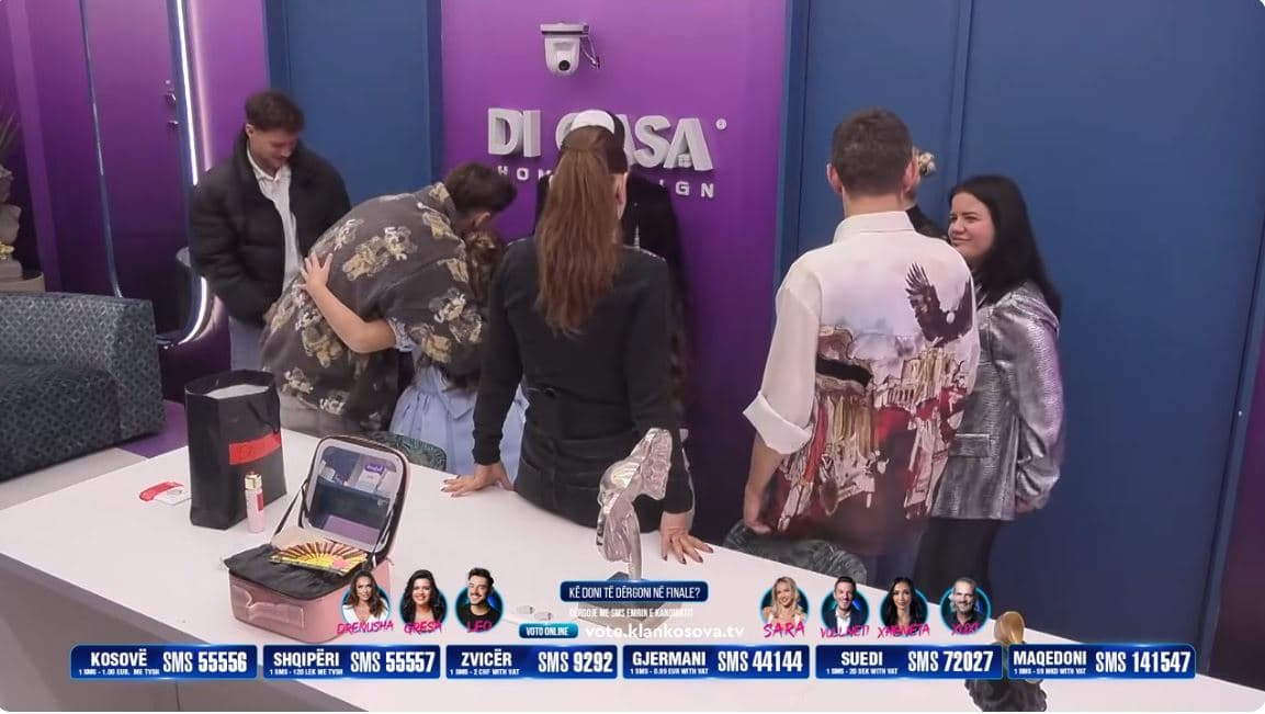 Banorët mirëpresin vajzat e vogla që do të marrin pjesë në sfilatën e modës (VIDEO)