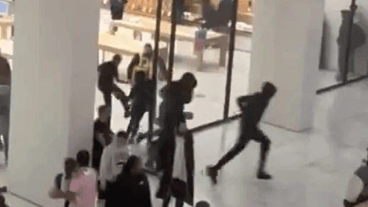 Pamje dramatike në Londër, disa të rinj të maskuar sulmojnë një dyqan të Apple
