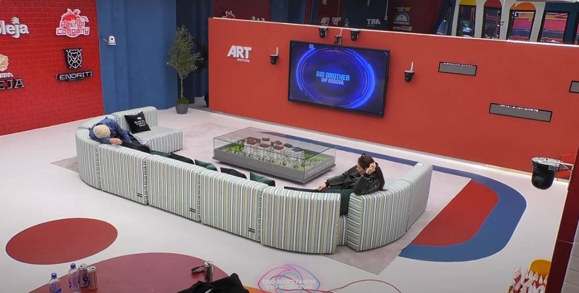 Xheneta rri me bikini dhe i thotë Xuxit: Të zhveshur më shohin ata që e meritojnë, jo ti (VIDEO)