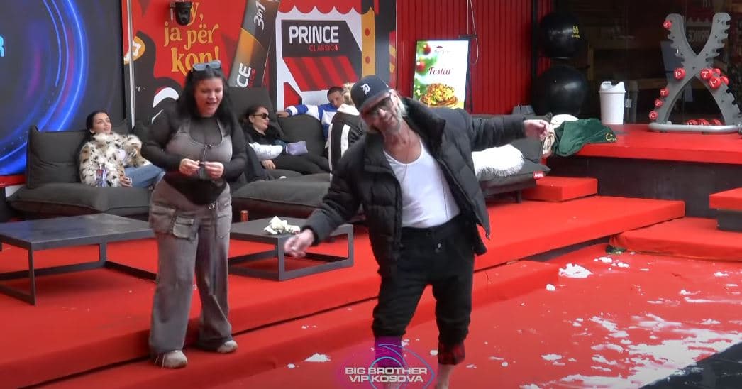 Banorët krijojnë atmosferë fantastike, duke kënduar e kërcyer (VIDEO)