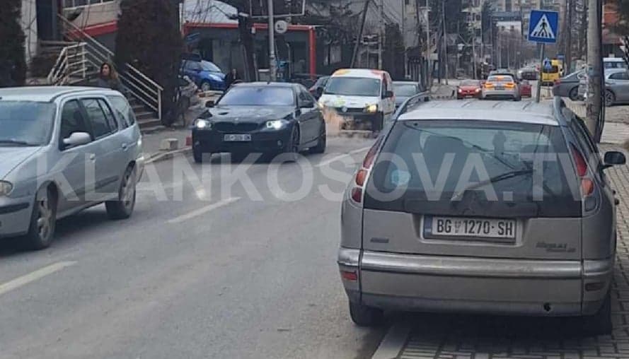 Vetura me targa të Beogradit, bllokon trotuarin në Prishtinë