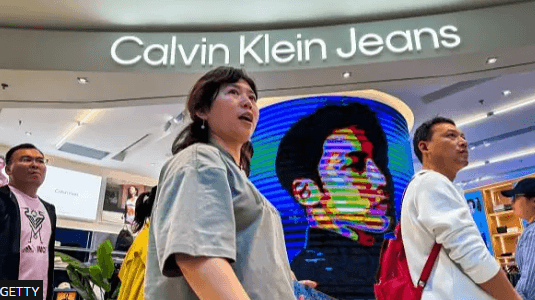 Kina godet rrjetin amerikan të Calvin Klein dhe Tommy Hilfiger, e liston entitet të pasigurt