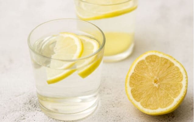 A ka ndonjë përfitim shëndetësor uji i nxehtë me limon?