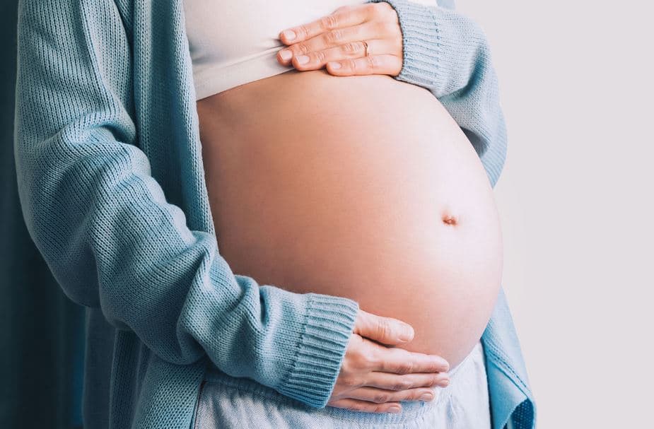 Rast i rrallë, në stomakun e foshnjës gjenden dy fetuse