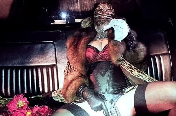 Madonna vjen me foto tejet provokuese