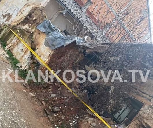 Qytetarët ndihen të rrezikuar nga një shtëpi e pabanuar në Prizren (FOTO)