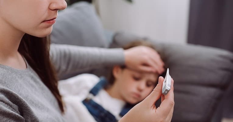 Pediatrja thotë se një gjë është shumë e rëndësishme kur fëmija ka temperaturë