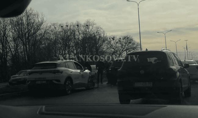 Aksident mes dy veturave te kazerma “Adem Jashari”