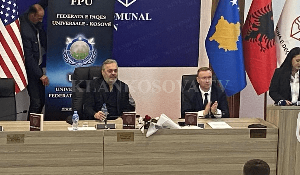 Ben Blushi e promovon “Parajsën Artificiale” në Deçan, nderohet edhe si ambasador i paqes