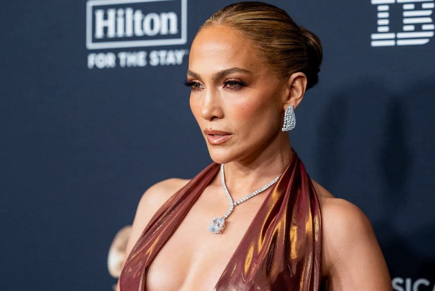 Thonjtë e saj me flutura, a po jep një mesazh Jennifer Lopez?