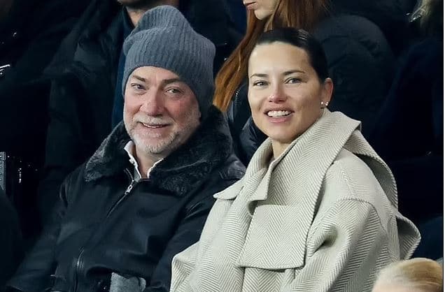 Adriana Lima shfaqet pa grim në tribunat e Parc Des Princes