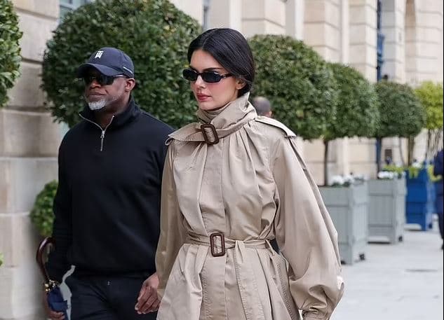 Kendall shëtit rrugëve të Parisit e veshur plot stil