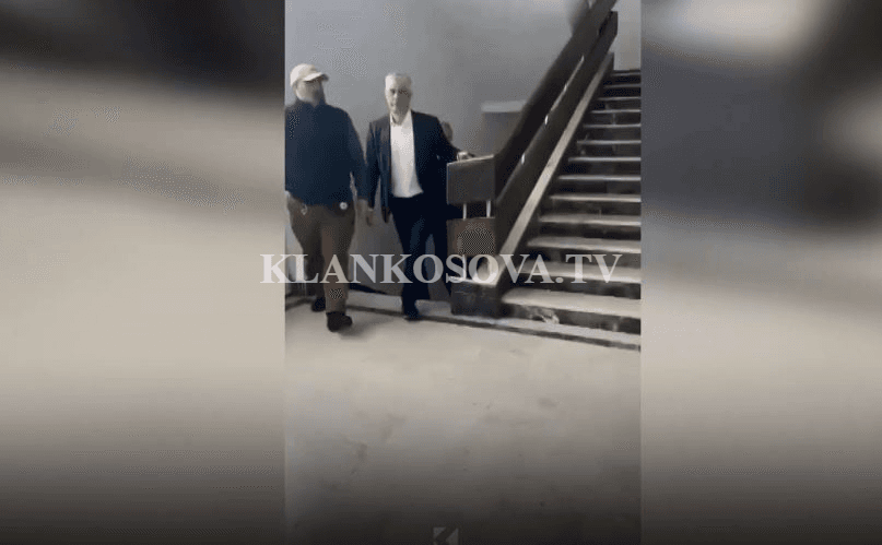 Pamje të reja gjatë vizitës së Thaçit te babai i tij në QKUK (VIDEO)