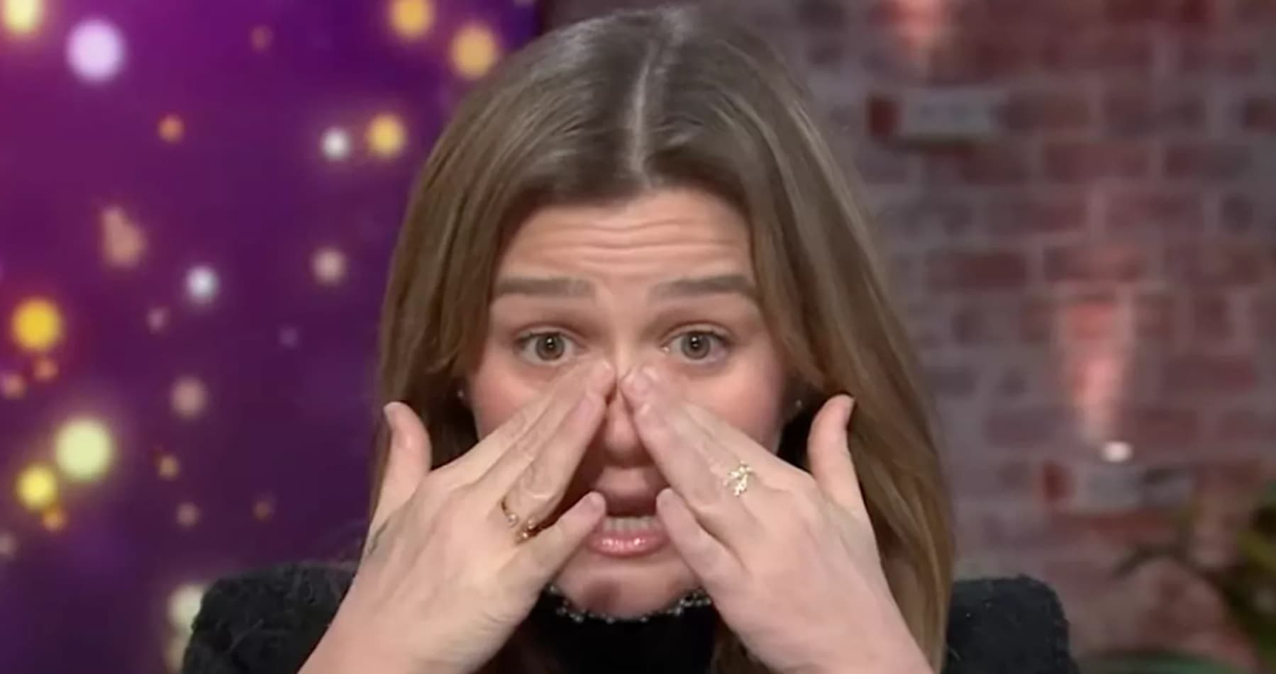 Kelly Clarkson qan derisa i sheh fëmijët e saj, kur ishin në emisionin që ajo drejton (VIDEO)