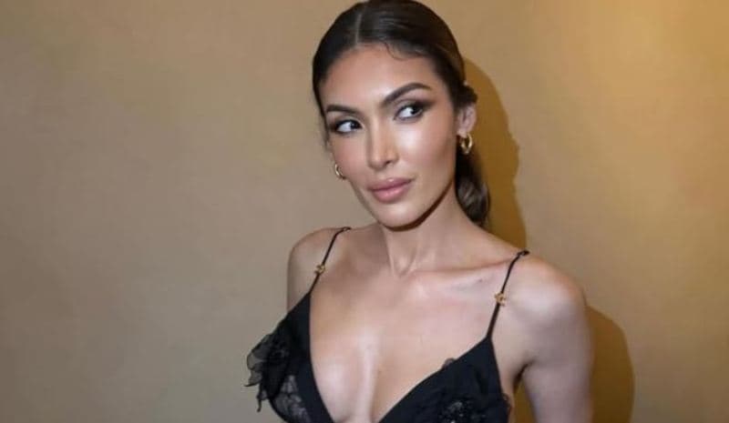 Nora Istrefi krejt stil, pozon para pasqyrës së ashensorit