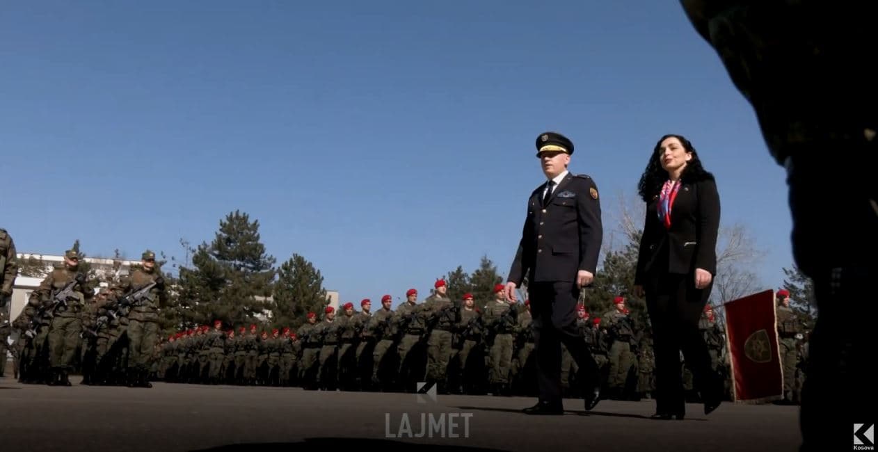 Ushtria e lirisë e nderon komandantin e luftës (VIDEO)