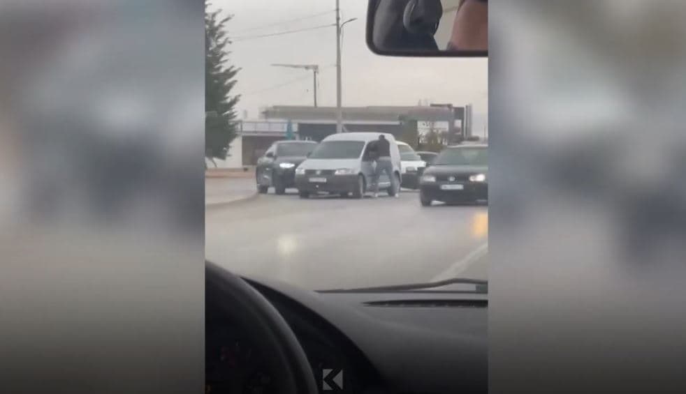Ferizaj, kërcasin grushtet mes pjesëmarrësve në trafik (VIDEO)