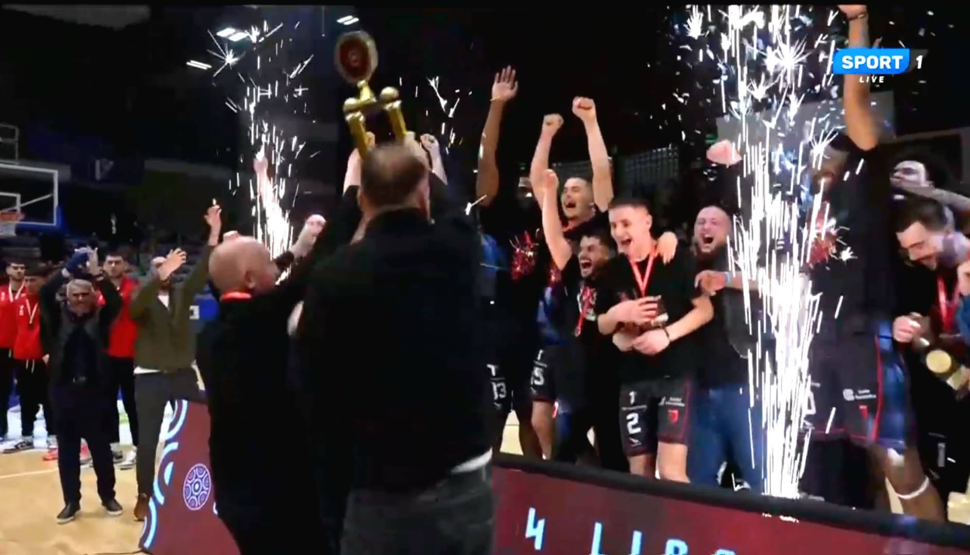 Tifozët e Vëllaznimit krijojnë atmosferë të zjarrtë pas fitores së shumëpritur (VIDEO)