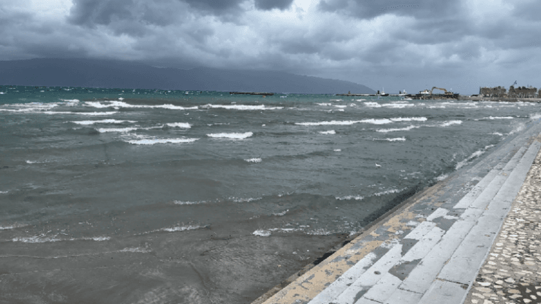​Moti i ligë në Shqipëri, pezullohen lundrimet deri të hënën në mbrëmje
