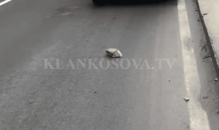 Shemben gurët rrugës për në Brezovicë (VIDEO)