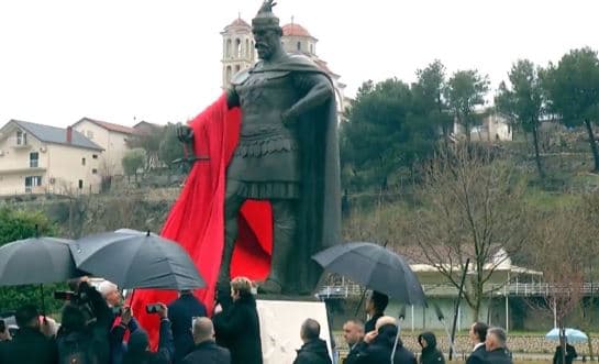 Në 581-vjetorin e Besëlidhjes së Lezhës, zbulohet shtatorja e re e Skënderbeut
