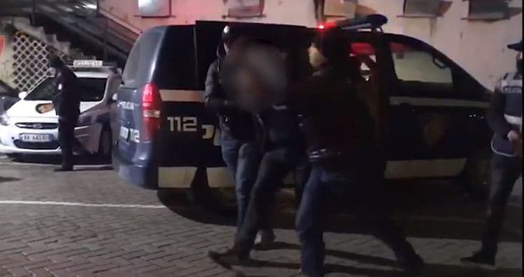 Dy gra mashtrojnë 55-vjeçaren në Fier, i vjedhin mbi 10 mijë euro duke u paraqitur si vajzat e saj