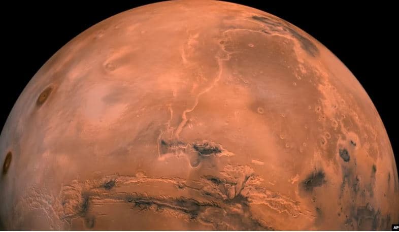 Studimi i ri tregon pse planeti Mars ka ngjyrë të kuqe