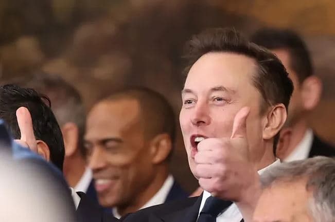 Musk: Është normale të punohet 120 orë në javë