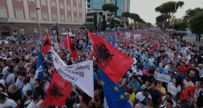 Tiranë: Protesta e opozitës kundër mbylljes së TikTok, rrugët që bllokohen nga ora 14:00