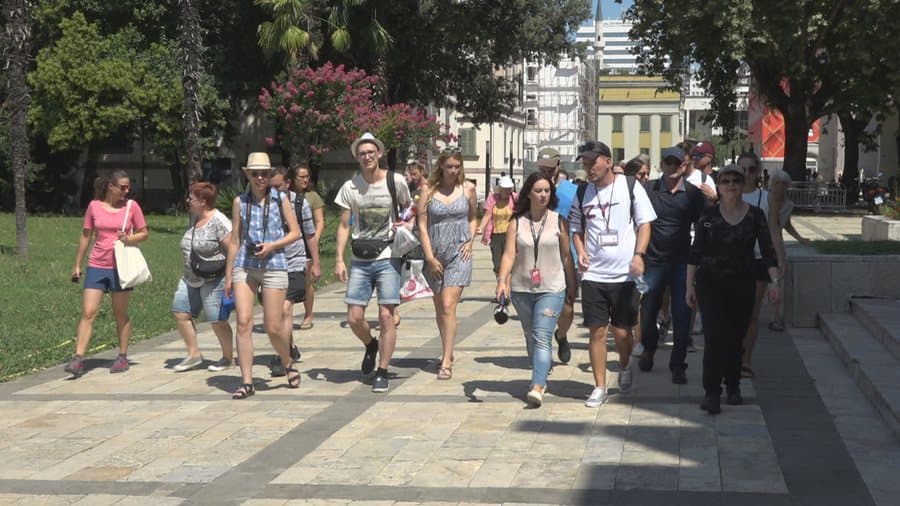 4.9 miliardë euro shpenzuan të huajt vitin e kaluar në Shqipëri, Ministria: Këtë vit priten 15 milionë turistë