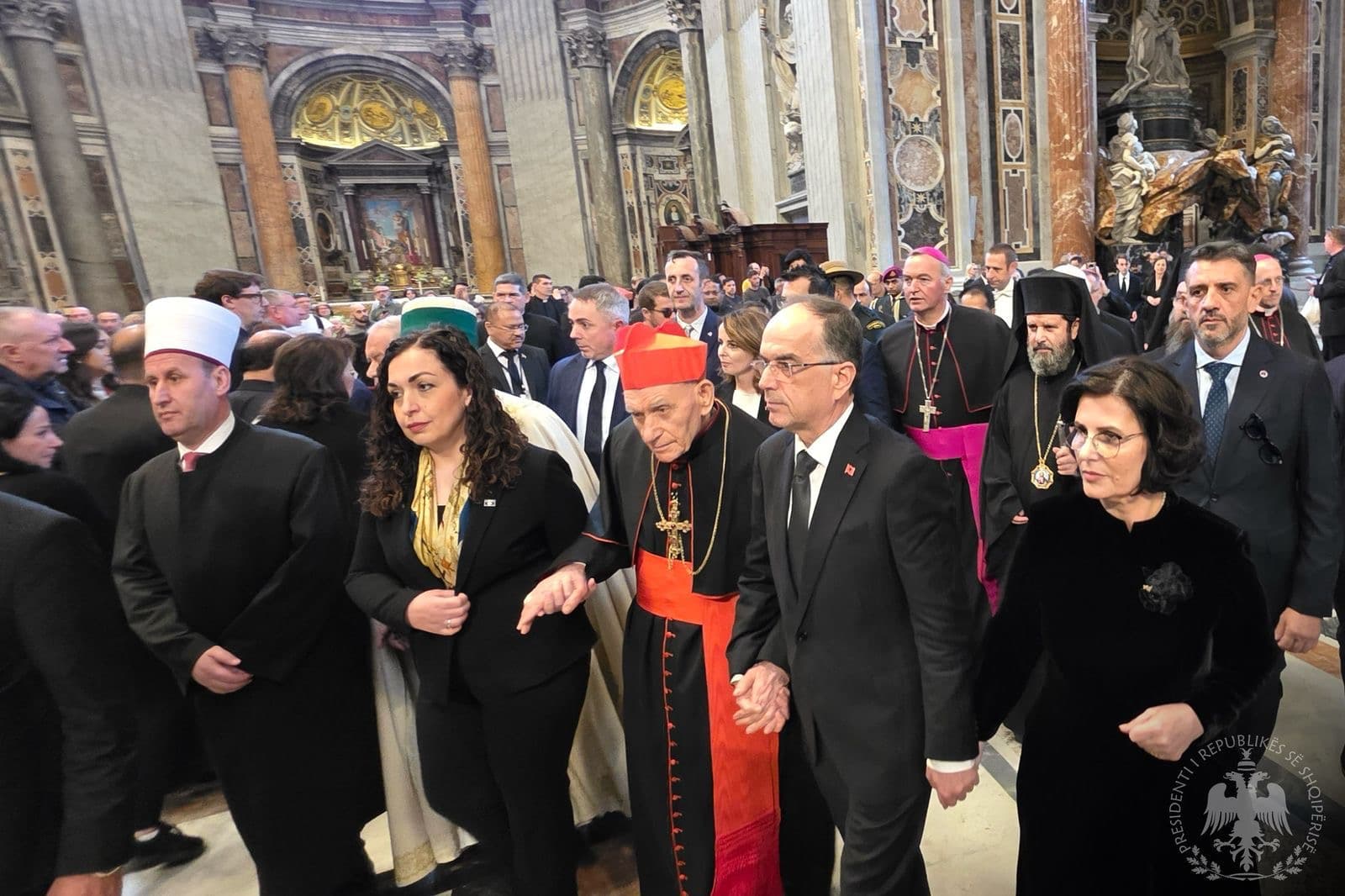 Osmani dhe Begaj bëjnë homazhe për Papën në Vatikan përkrah katër përfaqësuesve të feve