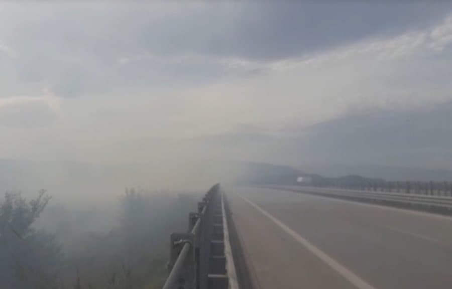 Zjarr pranë autostradës në Vlorë