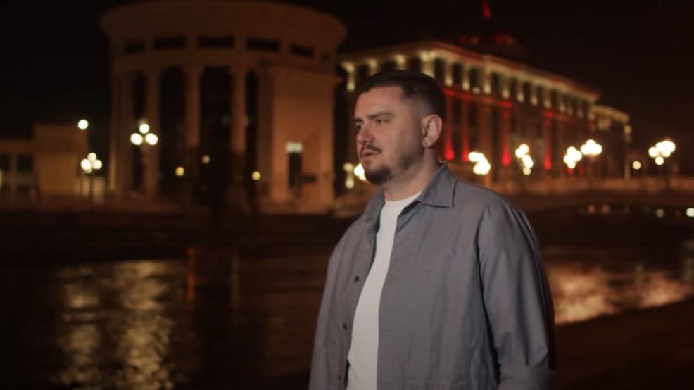 “Be kom ba”, thotë Alban Mehmeti në këngën e fundit (VIDEO)