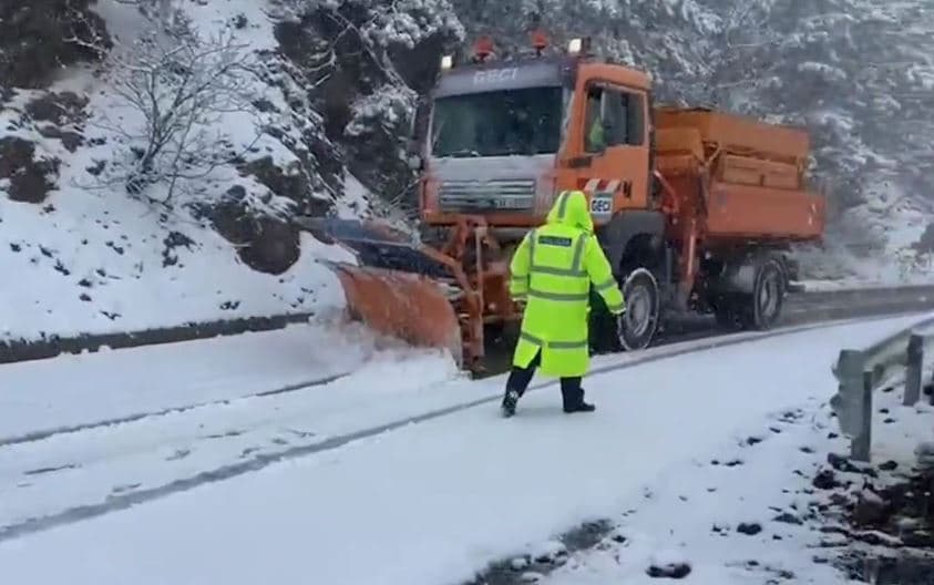 Borë edhe në Shqipëri, policia me apel për ngasësit