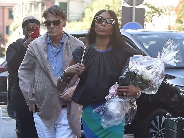 Naomi nderon shoqen e saj të ndjerë në Itali, merr vëmendje me pamjen
