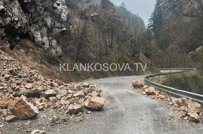 E mbuluar me ujë e gurë, rruga që çon për në Rugovë vështirë e kalueshme