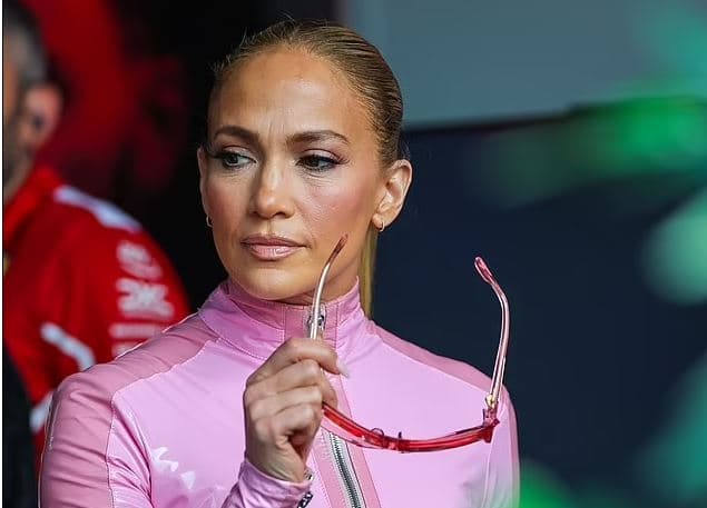 Jennifer Lopez shkëlqen me kostumin lëkure rozë në Arabinë Saudite