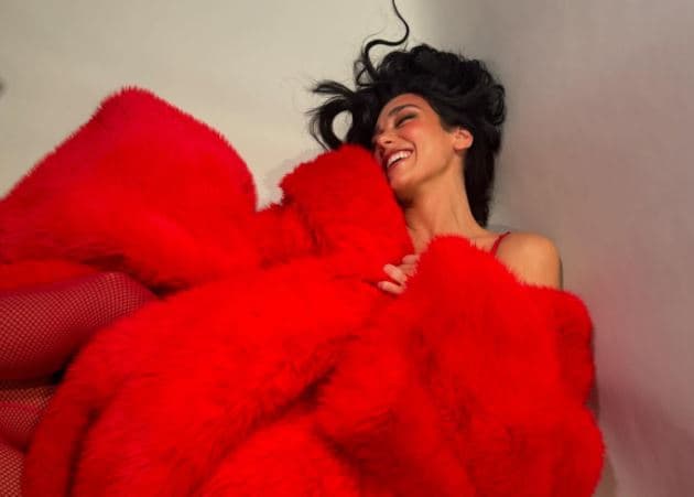Dua Lipa shkëlqen në paraqitjen e fundit
