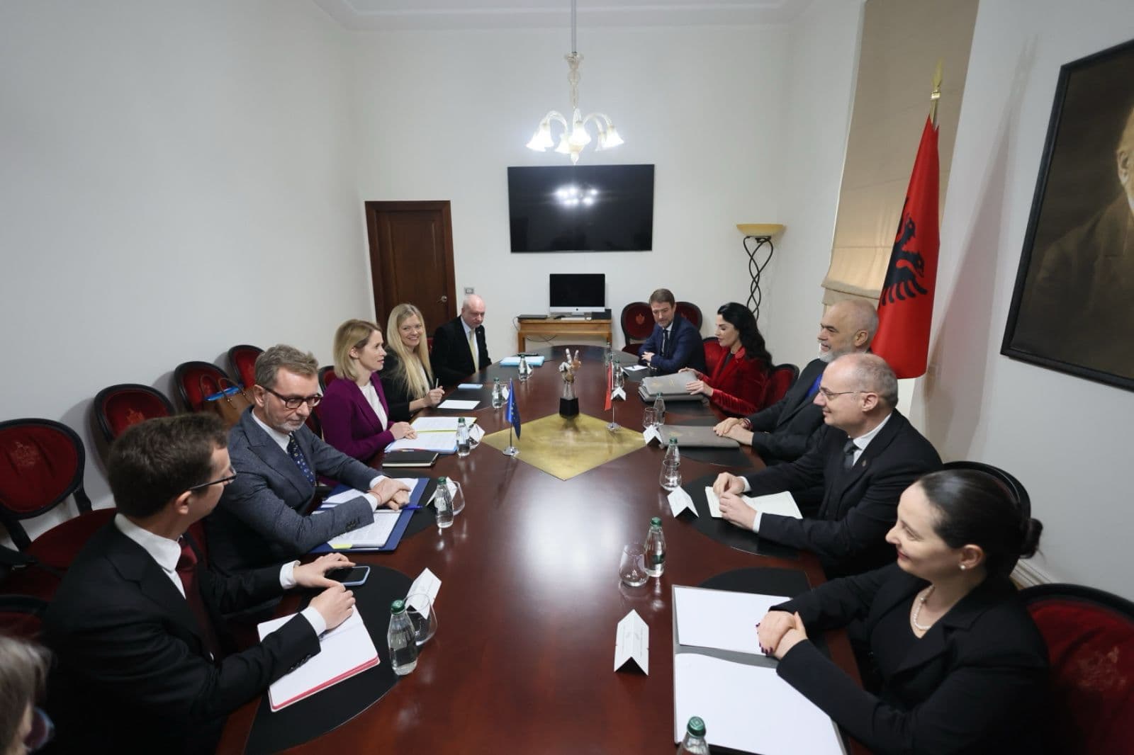 Kallas nis takimet zyrtare në Tiranë