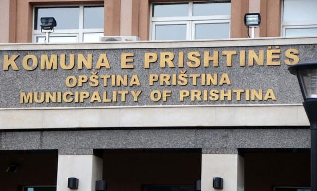 Zyrtarët e Komunës së Prishtinës të arrestuar për ryshfet ndalohen për 48 orë