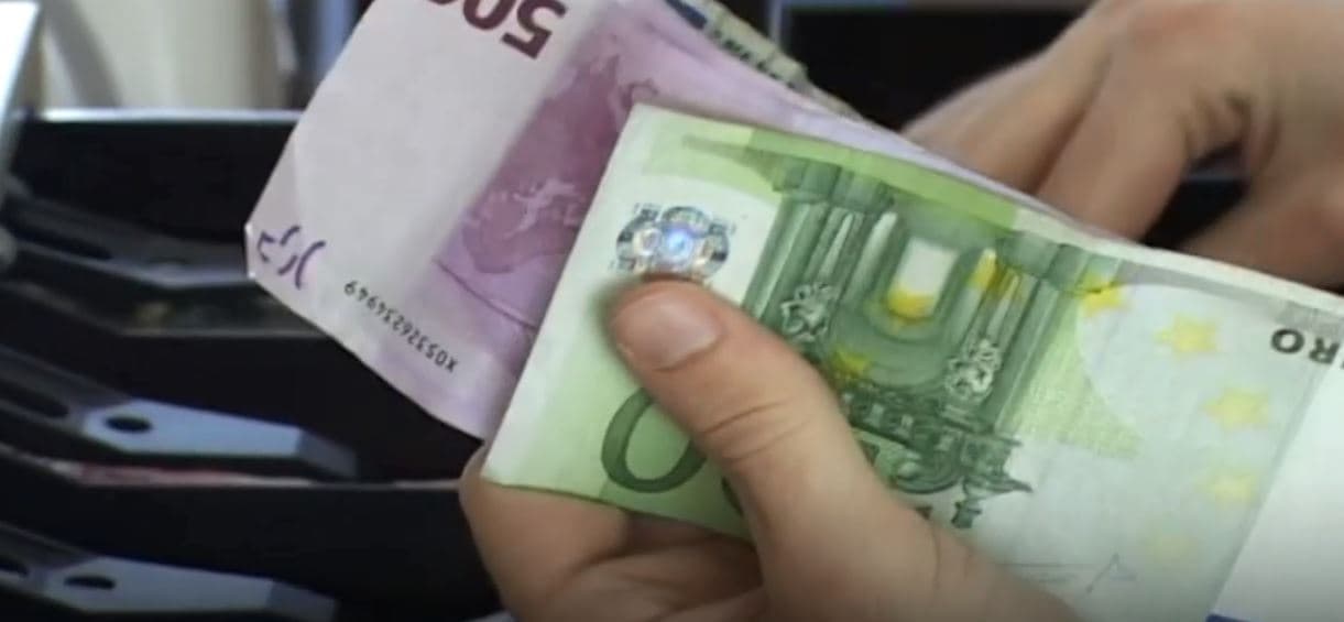 Mërgimtarët 'shlirojnë' dorën, remitancat shkojnë në mbi 402 milionë euro në katër muajt e parë