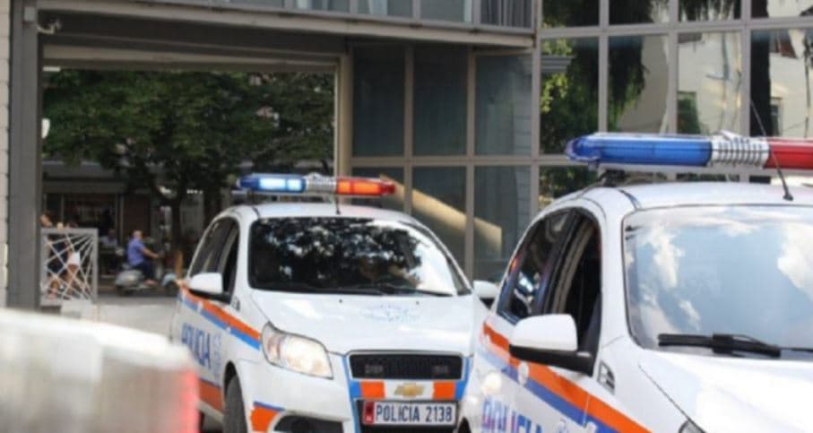 Sherr mes disa të rinjve në Tiranë, arrestohen dy persona