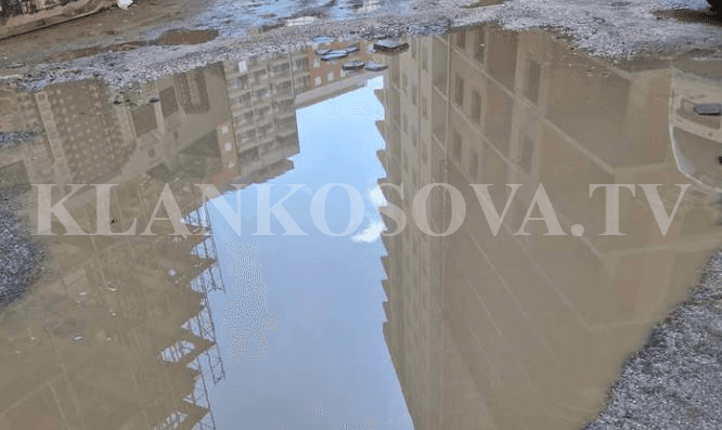 Një rrugë në Ferizaj lihet në gjendje të mjerueshme