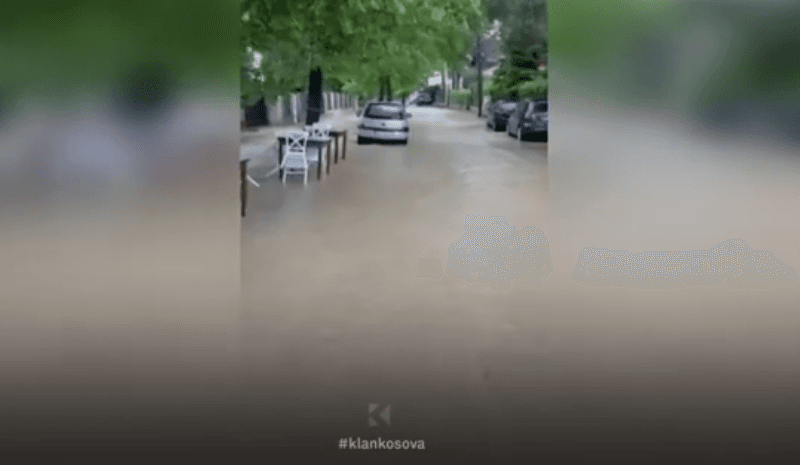 Banorët në hall, rrugët e Pejës si lumenj pas reshjeve (VIDEO)