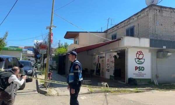 Gjuajtje me armë në zyrat e PSD-së në Tiranë, policia në ndjekje të autorëve